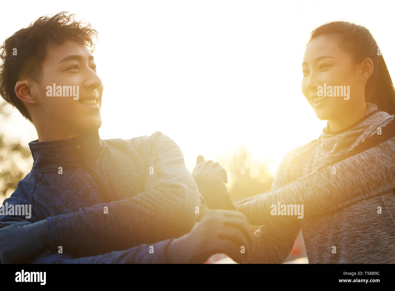 Junge Paare Bewegung im Freien Stockfoto
