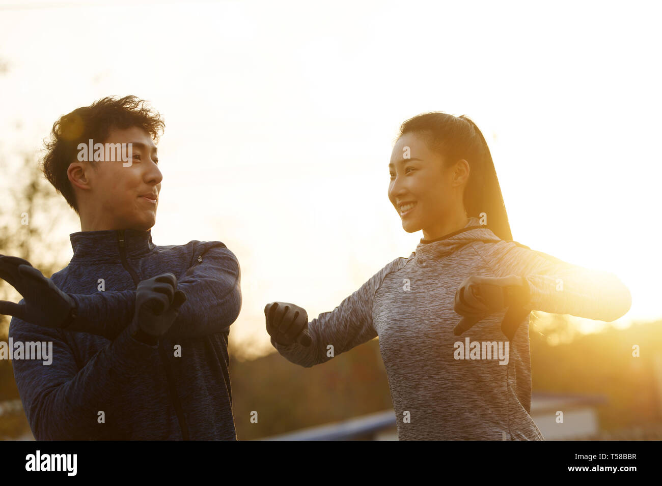 Junge Paare Bewegung im Freien Stockfoto