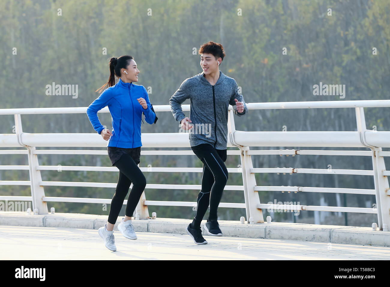 Junge Paare im Freien joggen Stockfoto