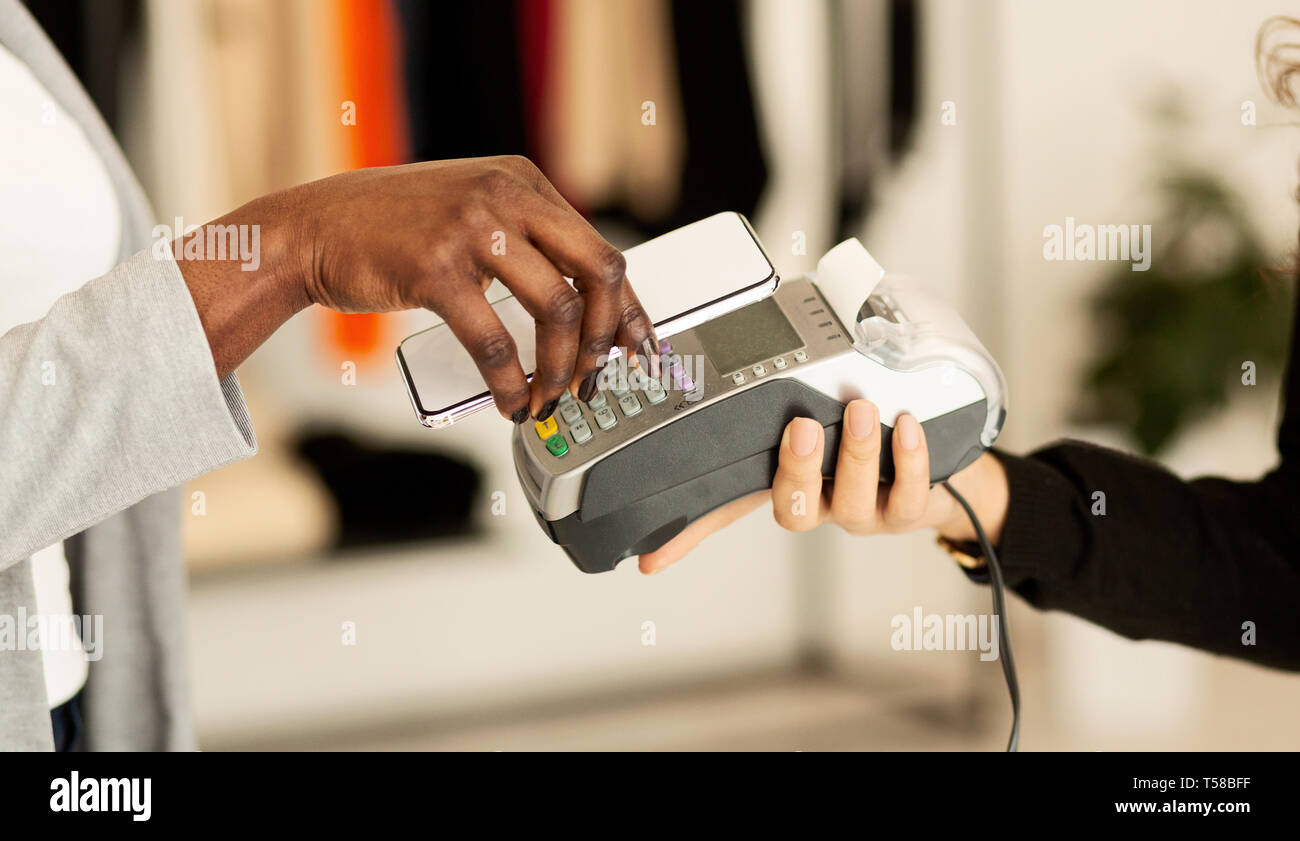 NFC-Technologie. Frau, die Mobile Payment mit elektronischen Lesegerät Stockfoto