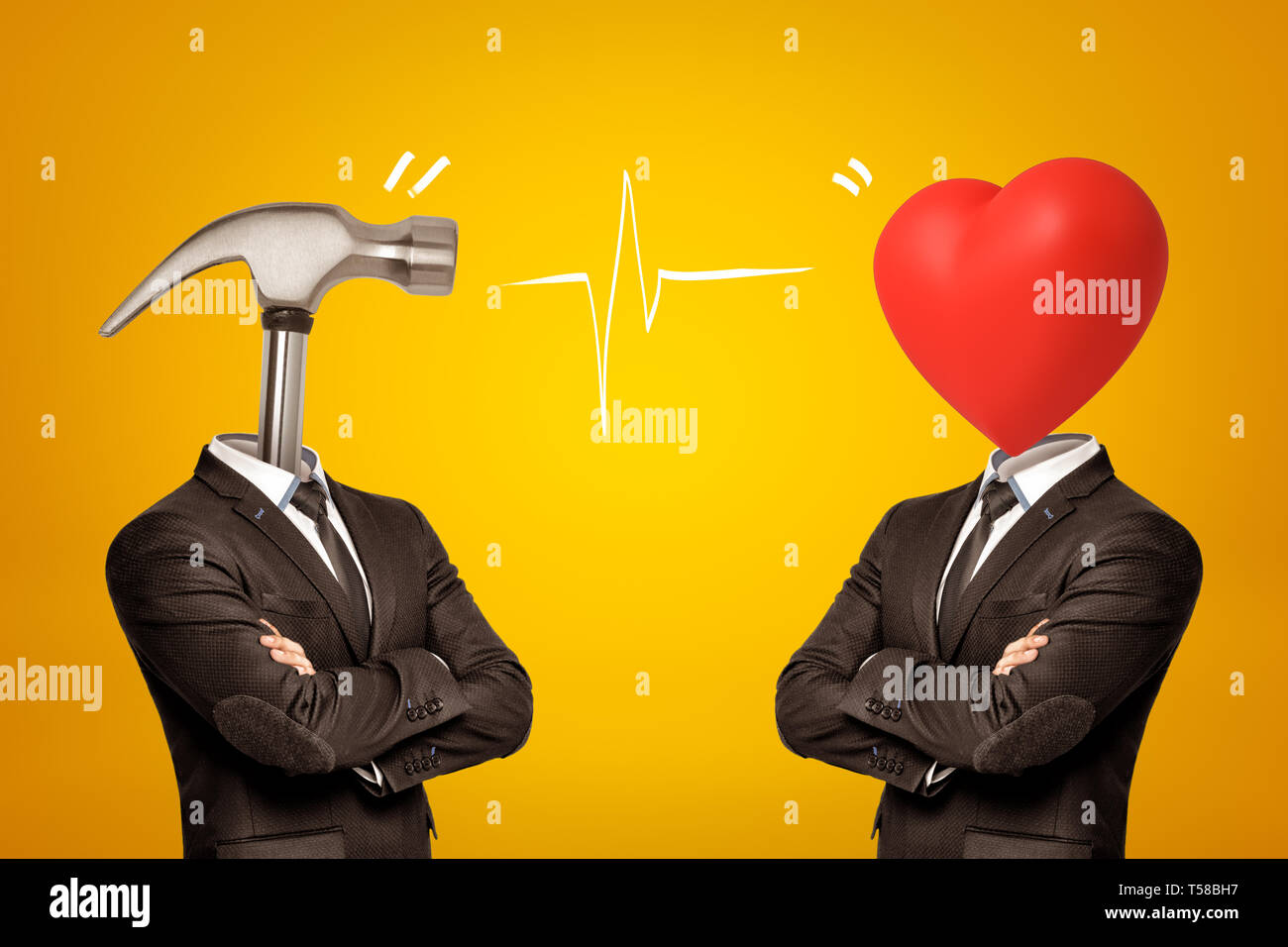 Zwei Geschäftsleute mit Metal Hammer und roten Herzen anstatt ihre Köpfe auf gelbem Hintergrund Stockfoto