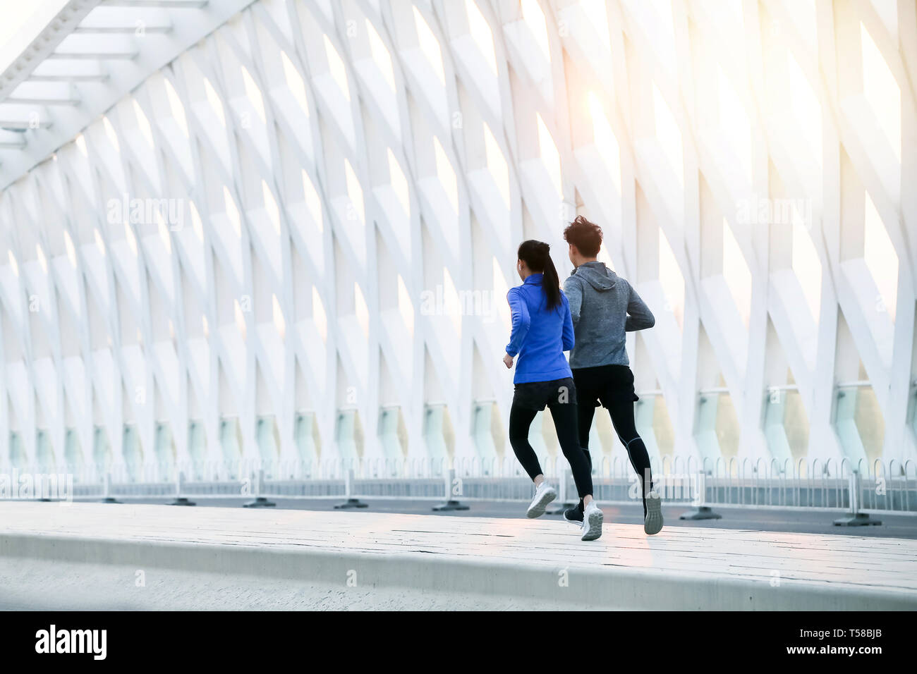 Junge Paare im Freien joggen Stockfoto