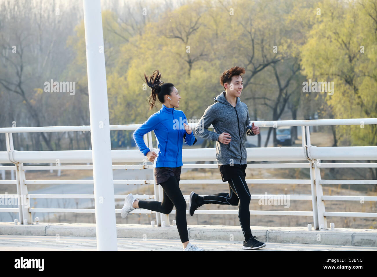 Junge Paare im Freien joggen Stockfoto