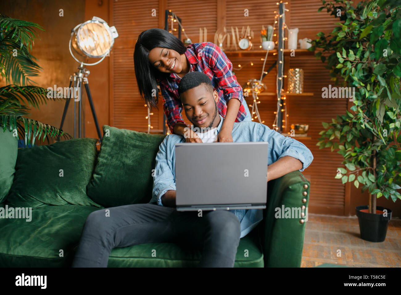 Schwarz Paar mit Laptop Spaß auf dem Sofa Stockfoto