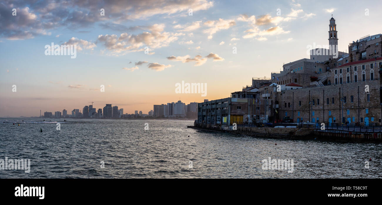 Schöne Panoramasicht auf den Hafen von Jaffa während einer farbenfrohen Sonnenaufgang. In Tel Aviv-Jaffa, Israel genommen. Stockfoto