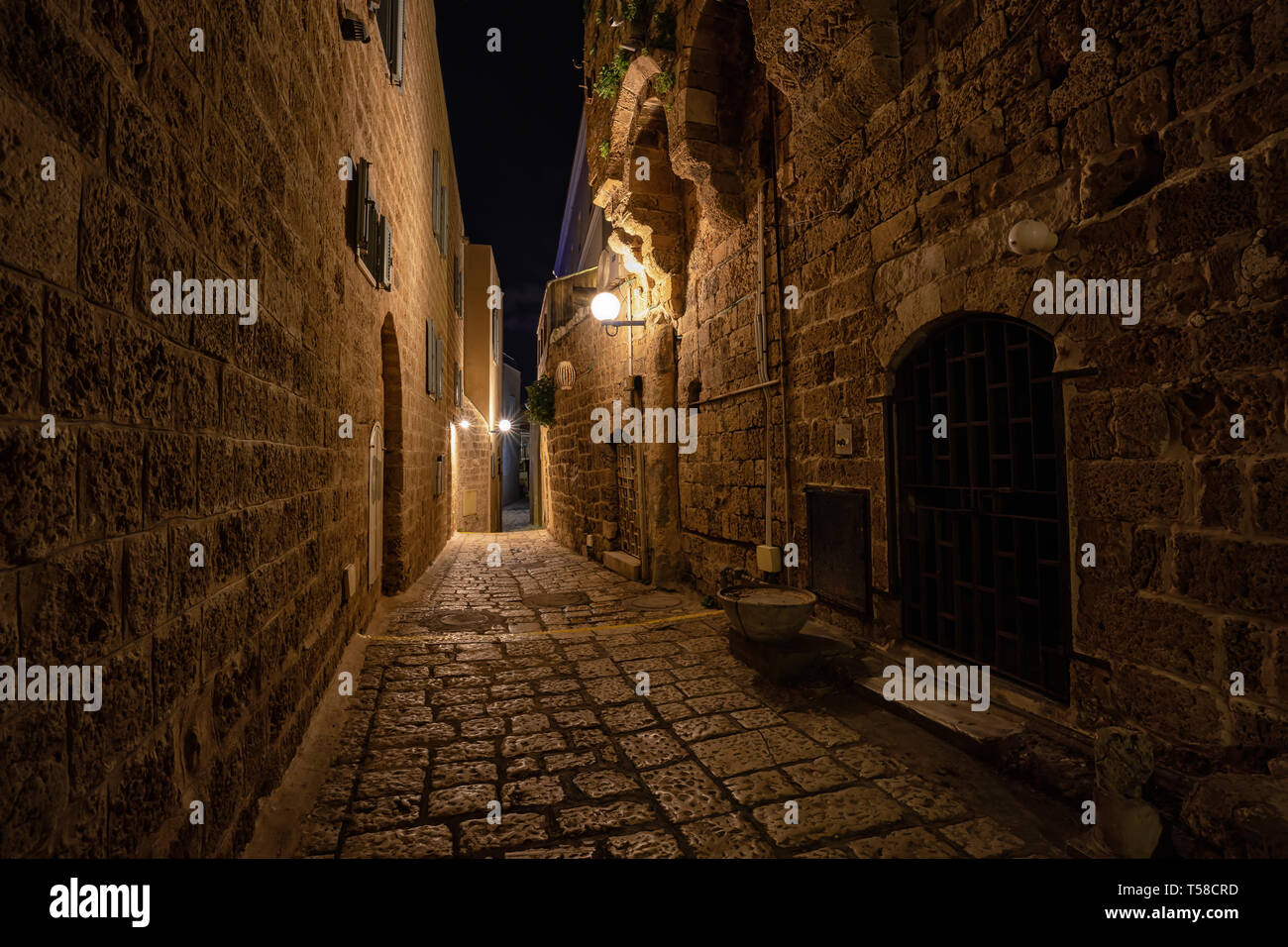 Nacht in der Gasse Möglichkeiten am historischen Alten Hafen von Jaffa. In Tel Aviv, Israel. Stockfoto