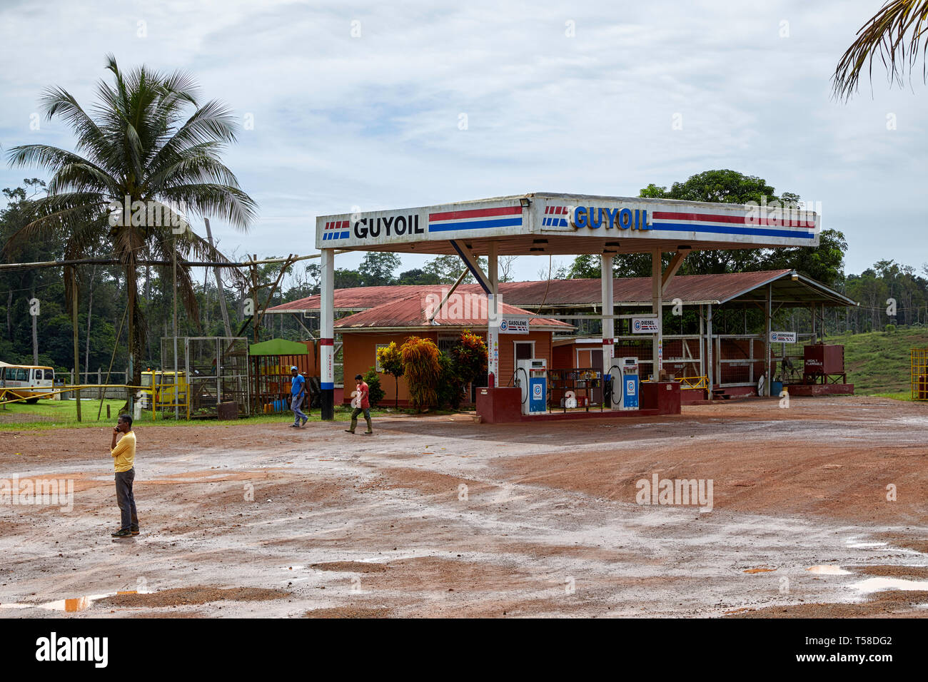 58 km Guyoil Tankstelle 58 km auf der Linden-Lethem Straße in Guyana Südamerika Stockfoto
