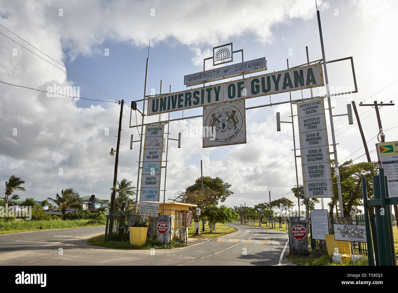 Universität von Guyana Eingangstor in Georgetown, Guyana, Südamerika Stockfoto