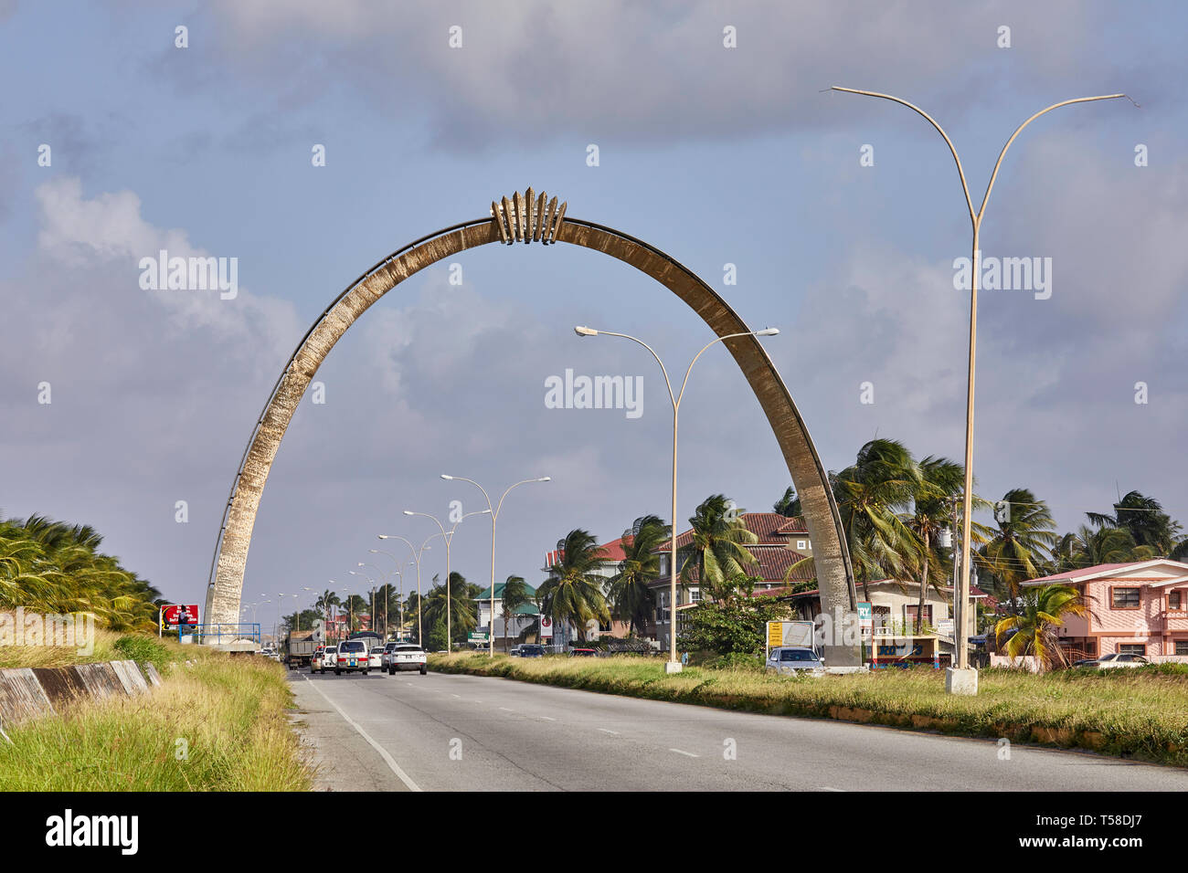 Golden Jubilee Unabhängigkeit Bogen auf Rupert Craig Highway in Georgetown, Guyana, Südamerika Stockfoto