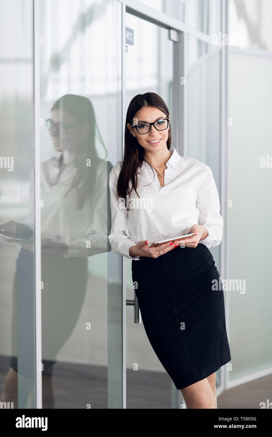 Business Woman Tragen Weisse Bluse In Buro Halle Mit Tablet Pc Und Lachelnd Stockfotografie Alamy