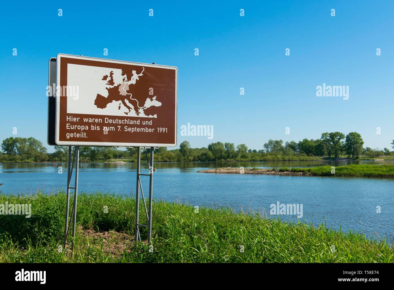 In Erinnerung an die Teilung Deutschlands unterzeichnen, der ehemaligen innerdeutschen Grenze, Schnackenburg, Niedersachsen, Deutschland Stockfoto