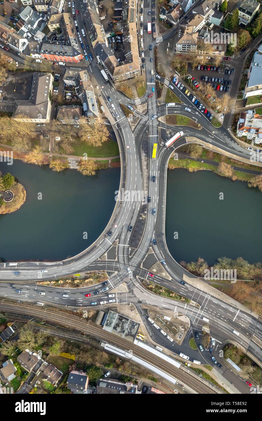 Luftaufnahme, Auto Verkehr auf Ruhr brücke, Brücke über die Ruhr, Essen-Werden, Bundesstraße B224, Ruhrgebiet, Essen, Ruhrgebiet, Nordrhein-Westfalen Stockfoto