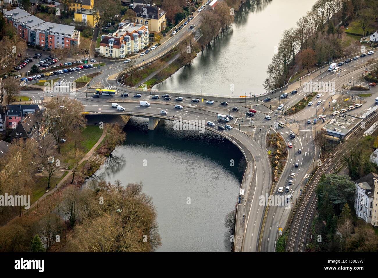 Luftaufnahme, Auto Verkehr auf Ruhr brücke, Brücke über die Ruhr, Essen-Werden, Bundesstraße B224, Ruhrgebiet, Essen, Ruhrgebiet, Nordrhein-Westfalen Stockfoto