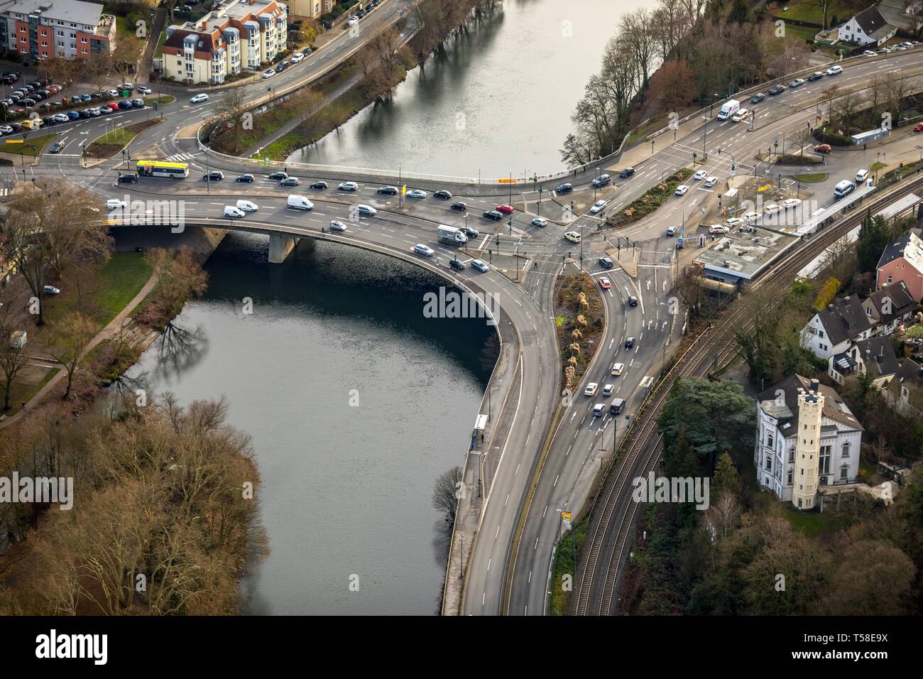 Luftaufnahme, Auto Verkehr auf Ruhr brücke, Brücke über die Ruhr, Essen-Werden, Bundesstraße B224, Ruhrgebiet, Essen, Ruhrgebiet, Nordrhein-Westfalen Stockfoto