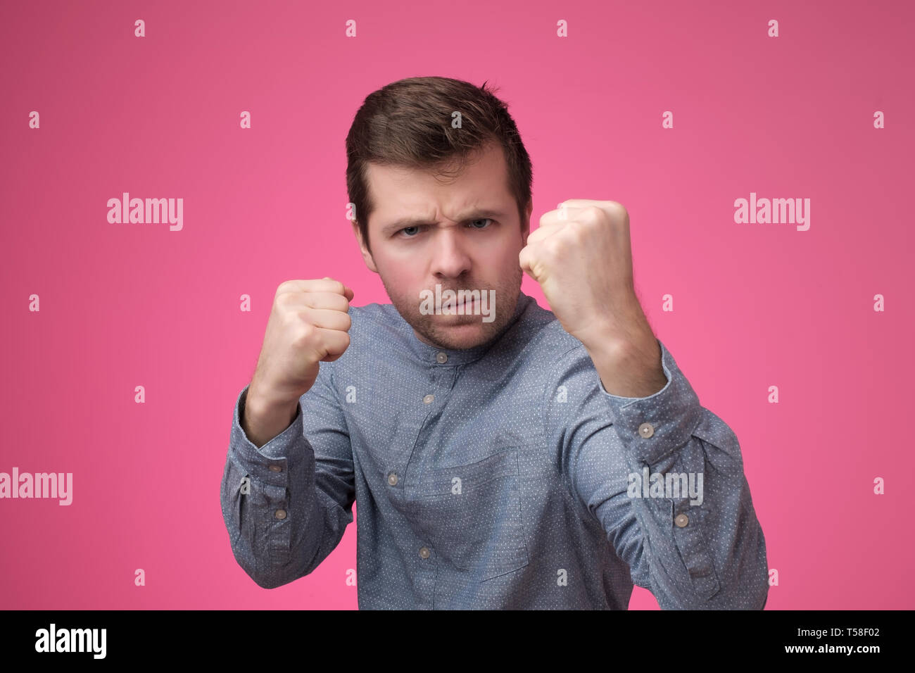 Starke junge caucasain Mann in Kampfstellung mit Fäusten, Angriffe oder schützt seine Familie. Stockfoto