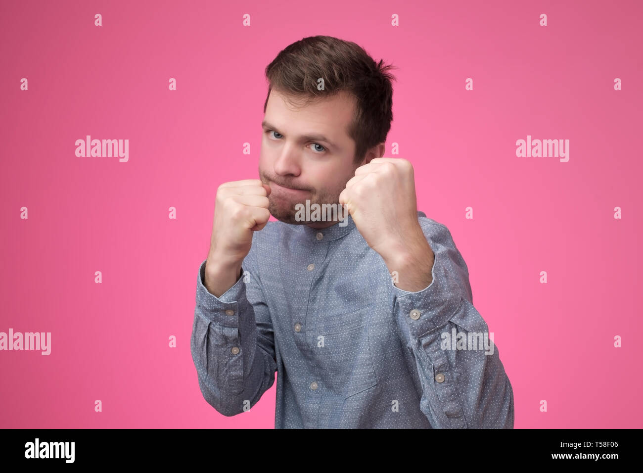 Starke junge caucasain Mann in Kampfstellung mit Fäusten, Angriffe oder schützt seine Familie. Stockfoto