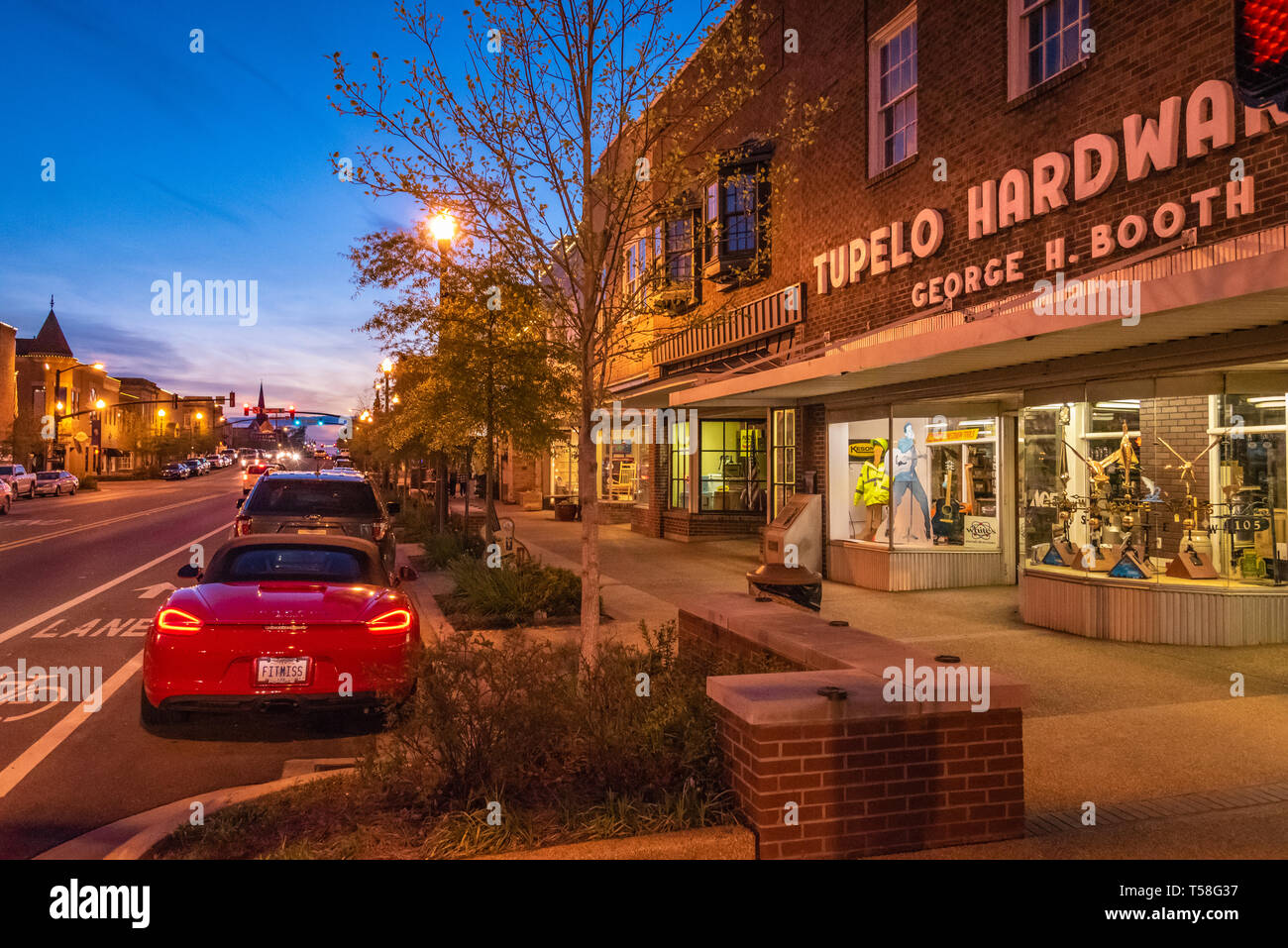 Elvis presley erste gitarre Fotos und Bildmaterial in hoher Auflösung