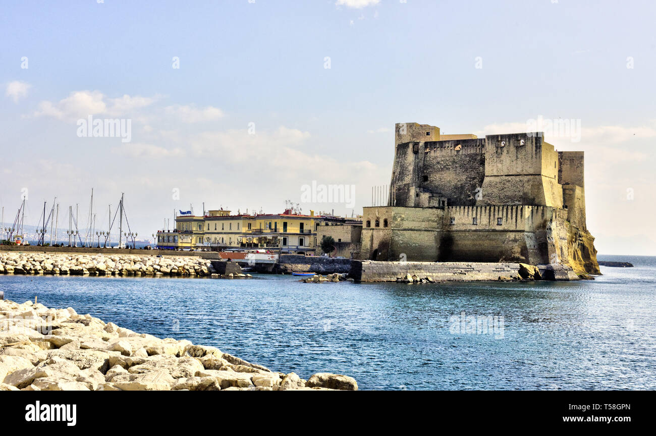 Das Castel dell'Ovo Ei Schloss, eine mittelalterliche Festung in der Bucht von Neapel, Italien Stockfoto