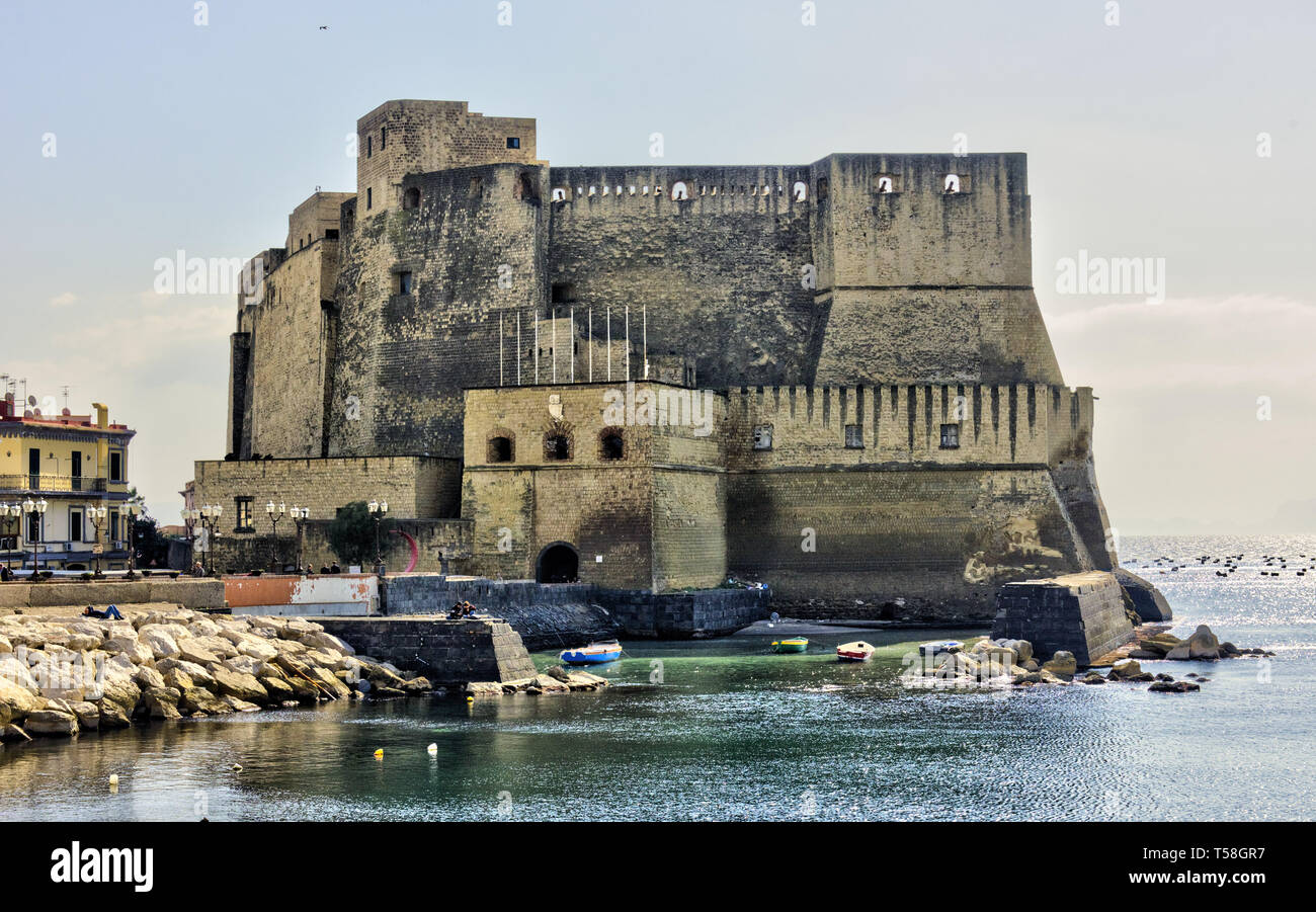 Das Castel dell'Ovo Ei Schloss, eine mittelalterliche Festung in der Bucht von Neapel, Italien Stockfoto