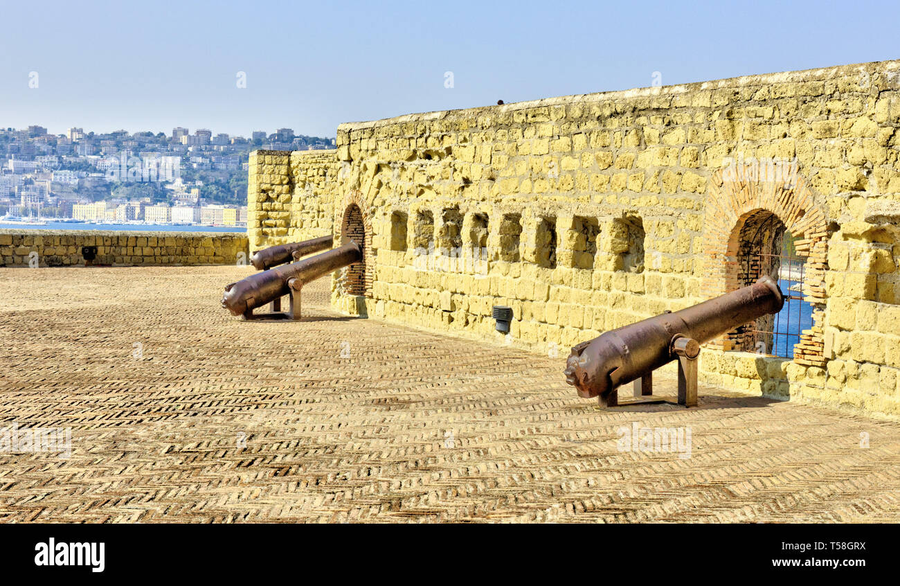 Kanonen in Castel dell'Ovo Ei Schloss, eine mittelalterliche Festung in der Bucht von Neapel, Italien. Stockfoto