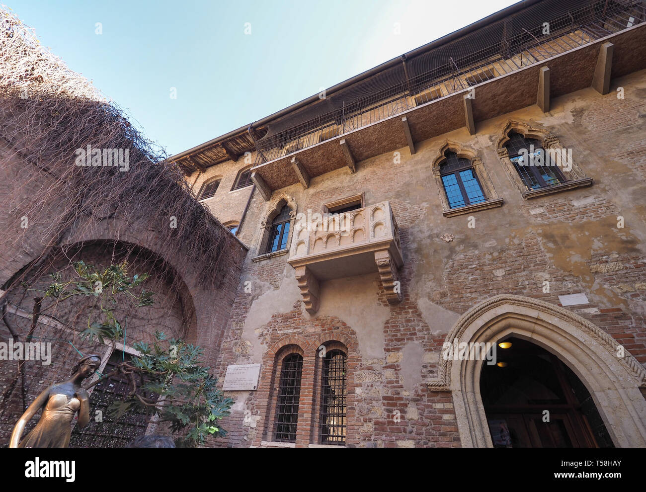 VERONA, ITALIEN - ca. März 2019: Haus der Julia Capulet (Giulietta Capuleti) mit Balkon, berühmt durch William Shakespeare liebe Tragödie Romeo und Stockfoto