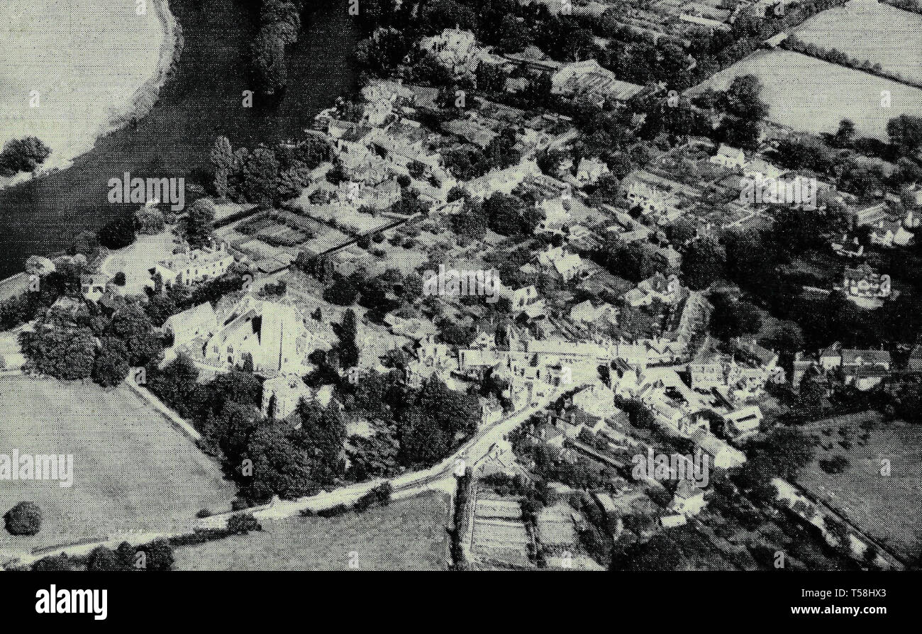 Luftaufnahme von Bray Dorf, Bray, gelegentlich Bray an der Themse, ist eine große Vorstadt Gemeinde in der englischen Grafschaft Berkshire. Es liegt am Ufer der Themse im Südosten von Maidenhead, von denen ist es ein Vorort. Stockfoto