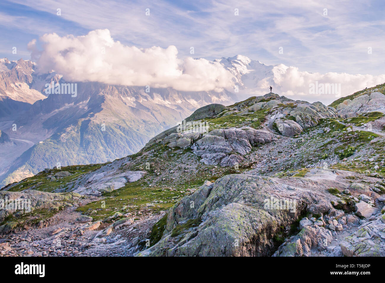 Outdoor Fotografen stehen am Rand des Berges vor der berühmten Mont-Blanc Stockfoto