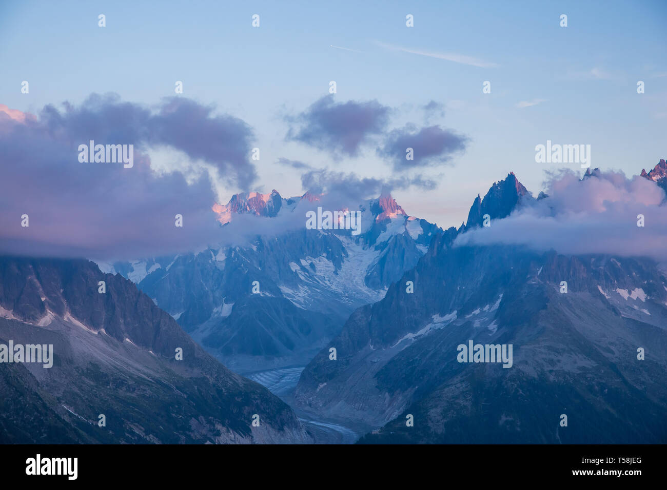 Iconic Mont-Blanc schneebedeckten Berge und Gletscher bei Sonnenuntergang Stockfoto