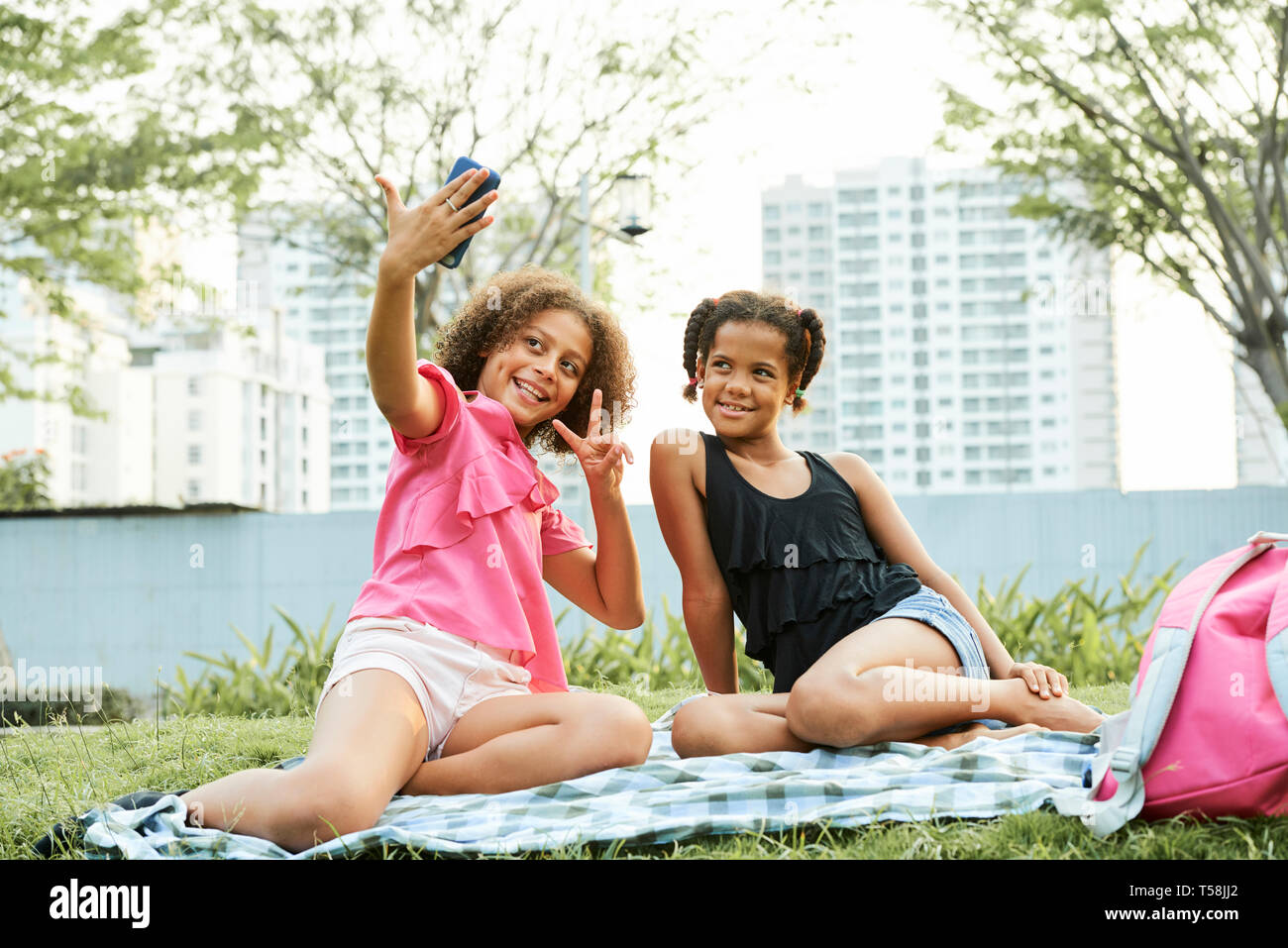 Jolly jugendlich Mädchen posieren für selfie Stockfoto