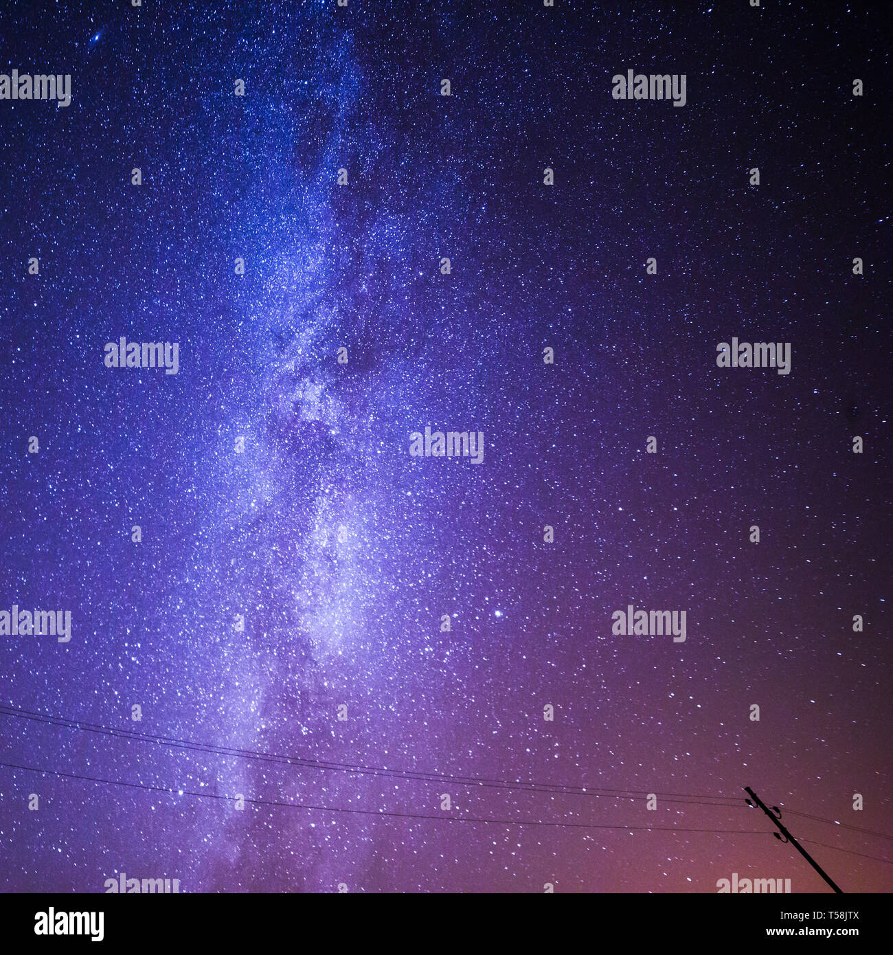 Milchstraße und Sternenhimmel über Fernschreiber Post Stockfoto