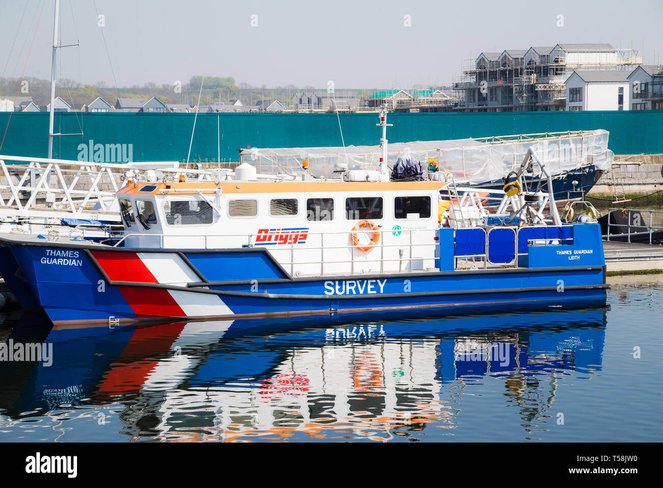 Chatham Maritime Marina, Kent, Großbritannien. Die Themse Guardian Umfrage Boot befindet sich neben dem Schloss in der Marina vor Anker. Stockfoto