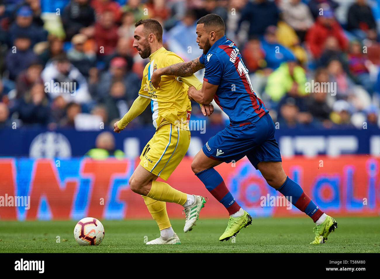 VALENCIA, Spanien - 21. April: Sergi Darder (L) des RCD Espanyol konkurriert für die Kugel mit Ruben Vezo von Levante UD während des La Liga Match zwischen Levante UD und RCD Espanyol im Ciutat de Valencia am 21. April 2019 in Valencia, Spanien. (Foto von David Aliaga/MB Medien) Stockfoto