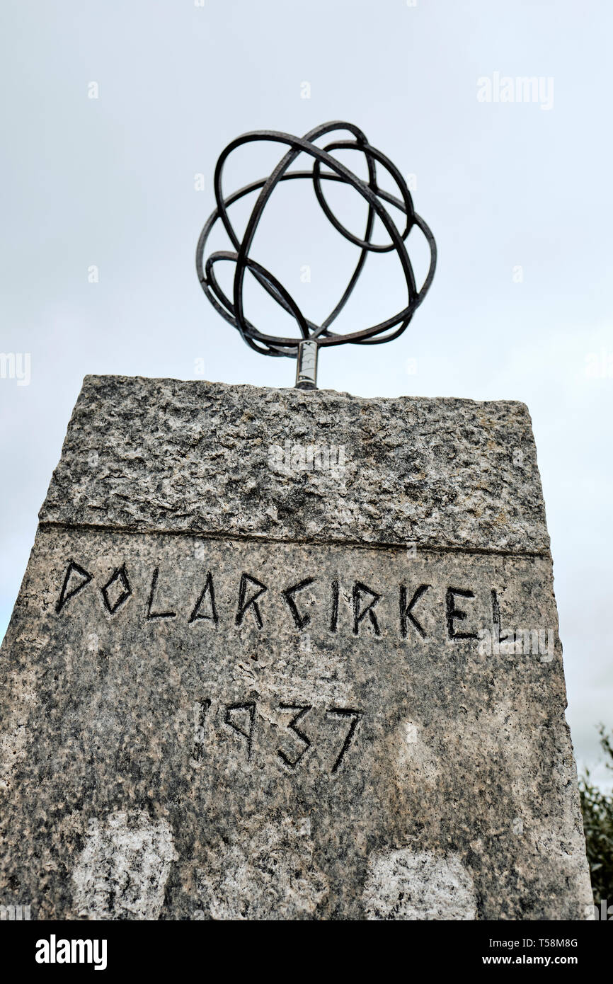 Die 1937 Polarkreis Monument und Marker auf dem Arctic Circle Center auf der E6 unterwegs im Gebirge Saltfjellet in Nordland Norwegen Stockfoto