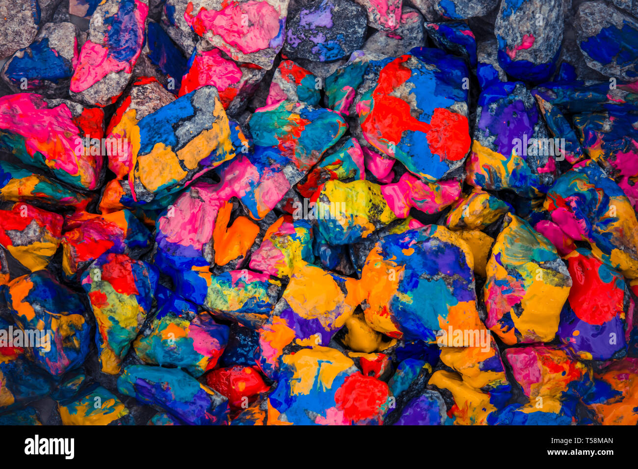 Pebbles bemalten Farbe. Steinigen Oberfläche mit verschiedenen Farben abgedeckt. Abstrakte flache Linie Hintergrund. Stockfoto