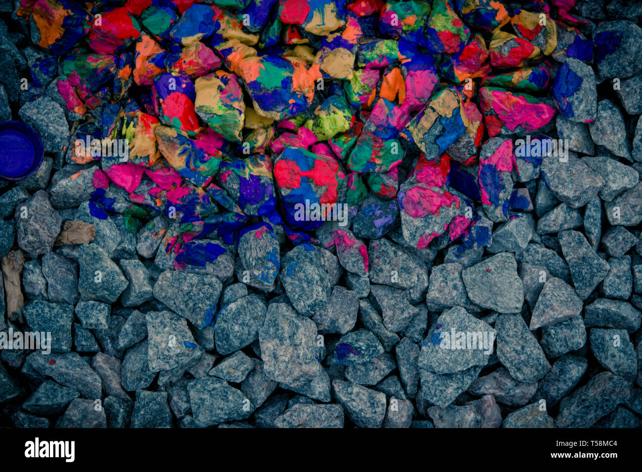 Hintergrund dunkel grau Steine und Felsen in bunte Neonfarben, Ansicht von oben Stockfoto