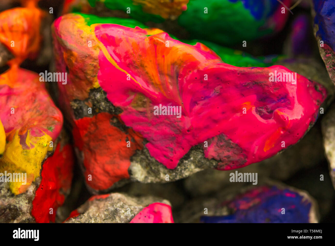 Die Farbe auf der Oberfläche des Steins, in der Nähe Stockfoto