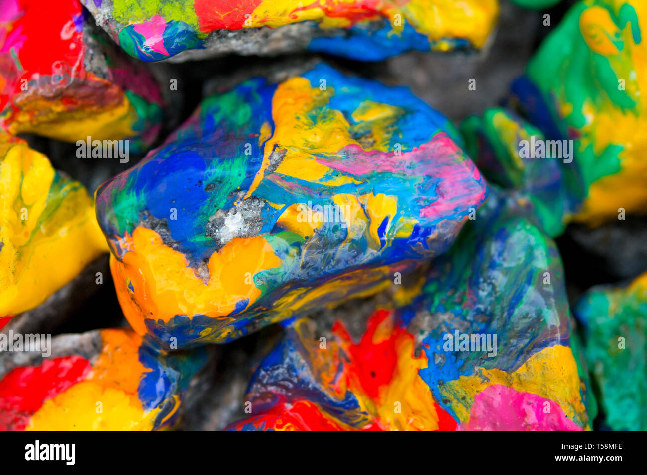 Zusammenfassung Hintergrund helle farbige Steine mit Farbe, Bizarre zu verbreiten Farbe auf der Oberfläche Stockfoto