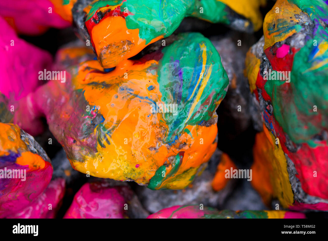 Zusammenfassung Hintergrund helle farbige Steine mit Farbe, Bizarre zu verbreiten Farbe auf der Oberfläche Stockfoto