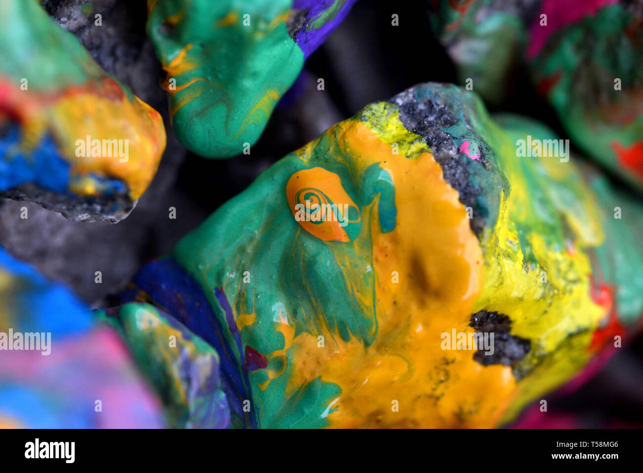 Zusammenfassung Hintergrund helle farbige Steine mit Farbe, Bizarre zu verbreiten Farbe auf der Oberfläche Stockfoto