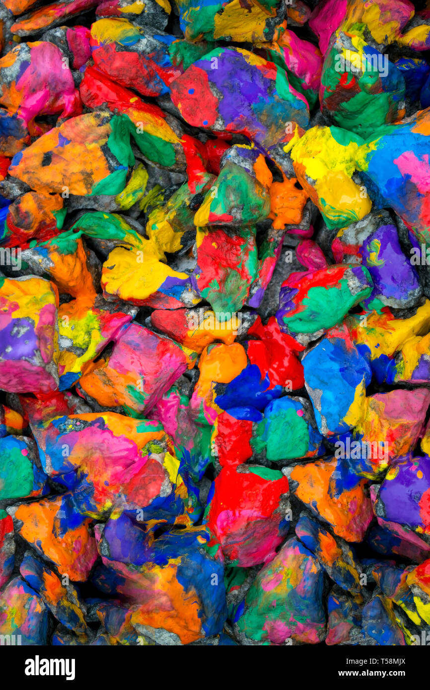 Zusammenfassung Hintergrund farbige Steine. Steine mit mehrfarbig lackiert Stockfoto