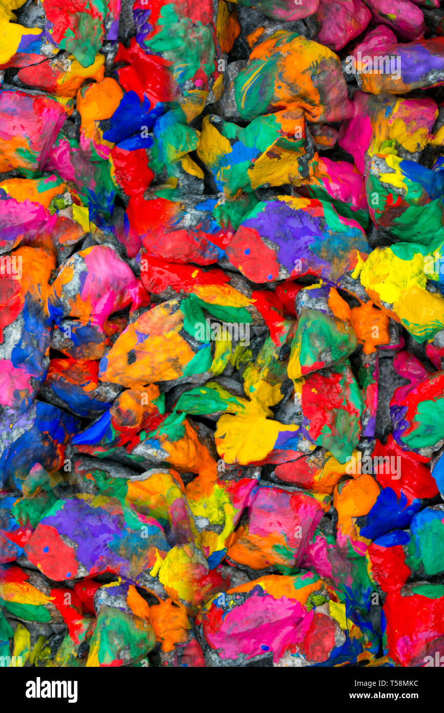 Zusammenfassung Hintergrund farbige Steine. Steine mit mehrfarbig lackiert Stockfoto