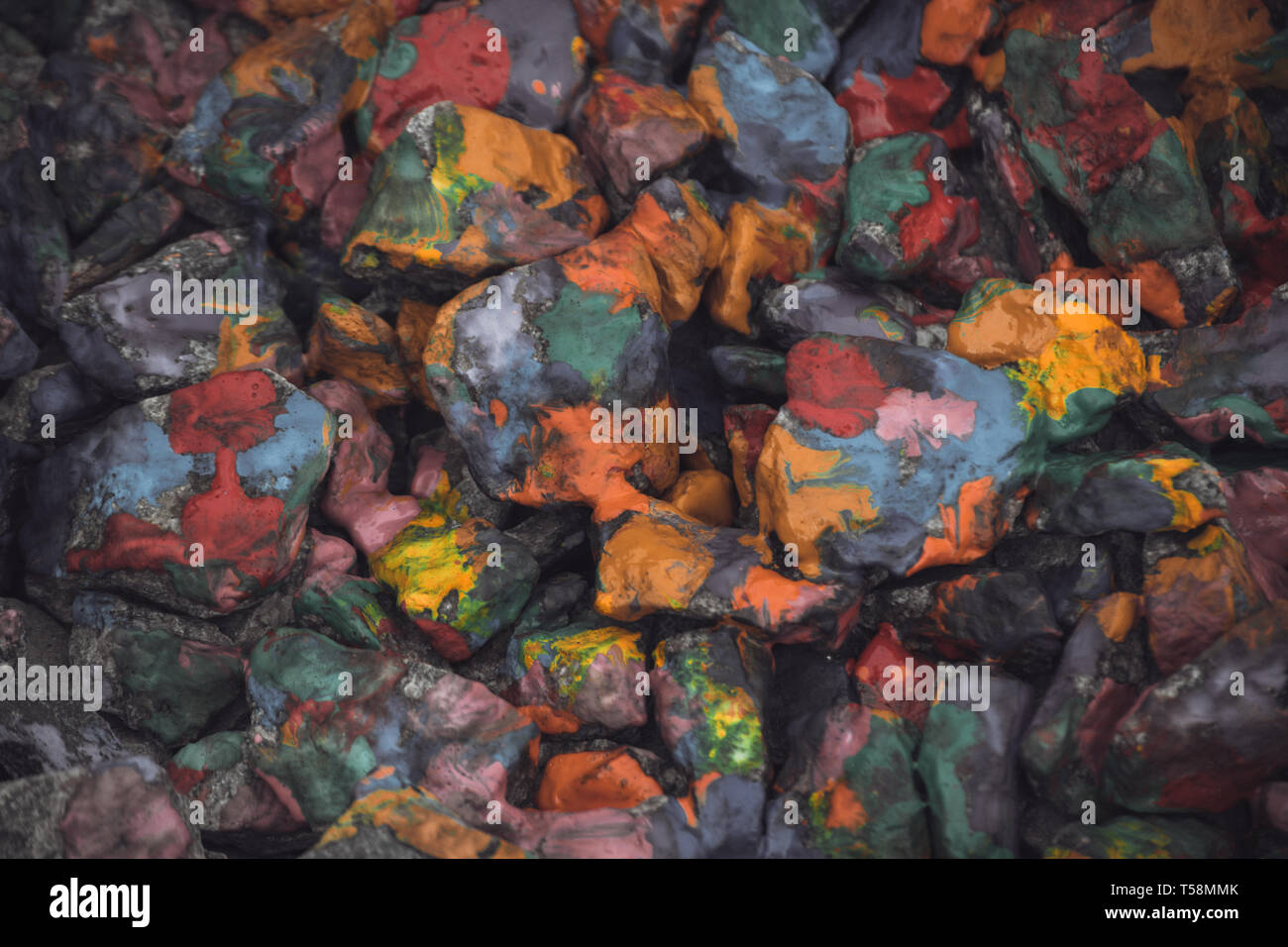 Zusammenfassung Hintergrund der Ebene liegen auf farbigen Steinen close-up,. Viele Steine mit bunten Farben bemalt Stockfoto