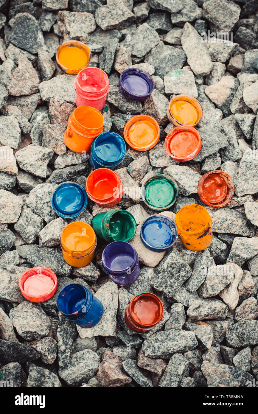 Jar aus unter dem Lack der unterschiedlichen Farben auf den Felsen, Ansicht von oben Stockfoto