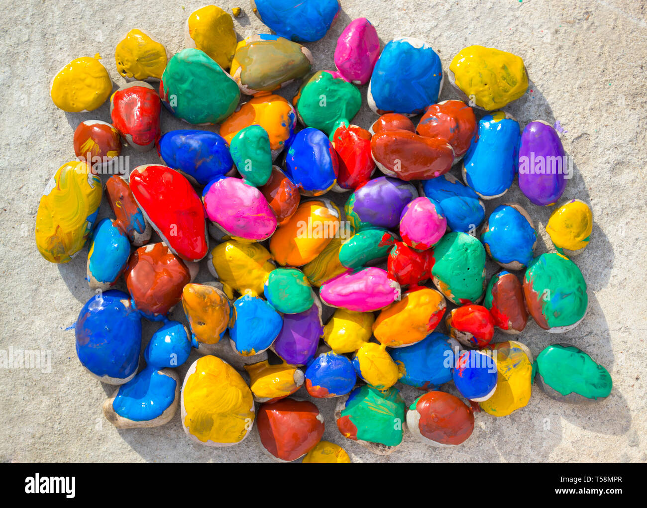 Farbige Steine Lacke in verschiedenen Farben farbige auf einer ebenen Fläche liegen. Close-up Stockfoto