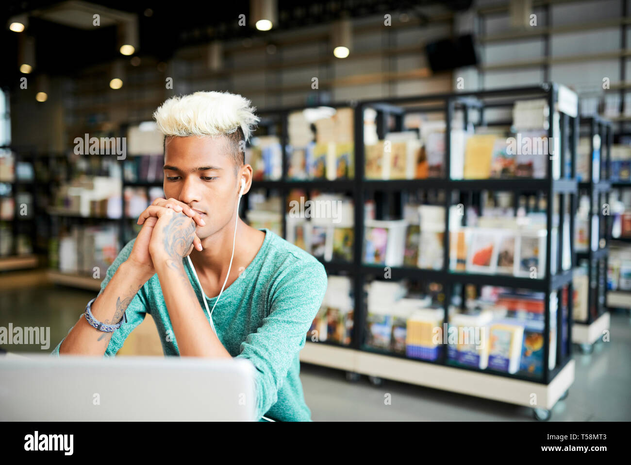 Mann mit blonden Iro über universitäre Forschung denken Stockfoto