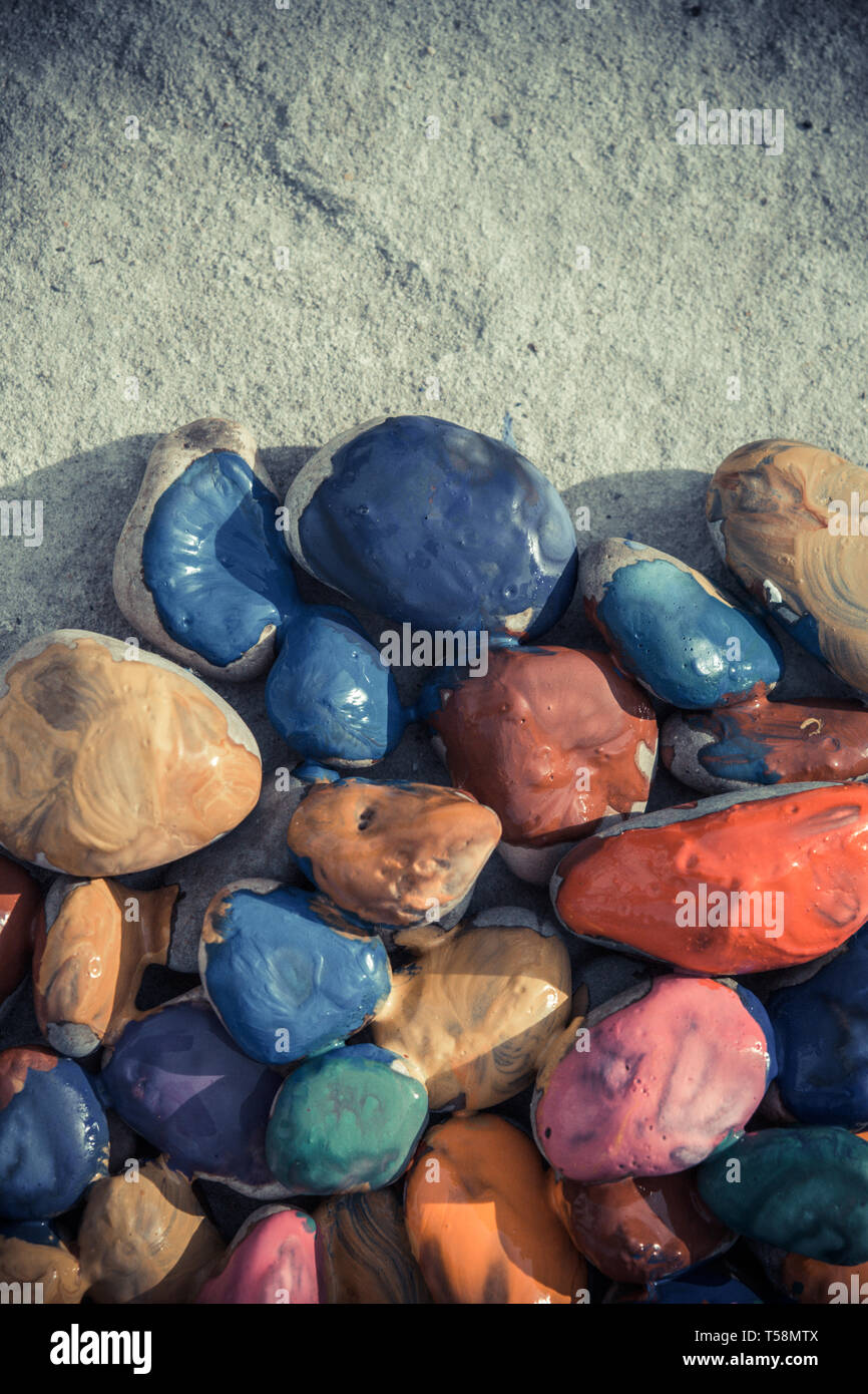 Abstrakte kreativen Hintergrund. Steine mit einer glatten Oberfläche mit farbigen Lack lackiert Stockfoto