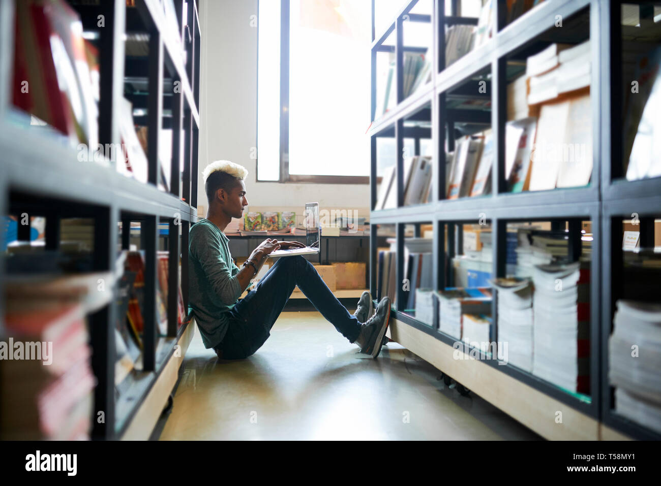 Hipster Kerl verbringen Zeit in Bibliothek Stockfoto