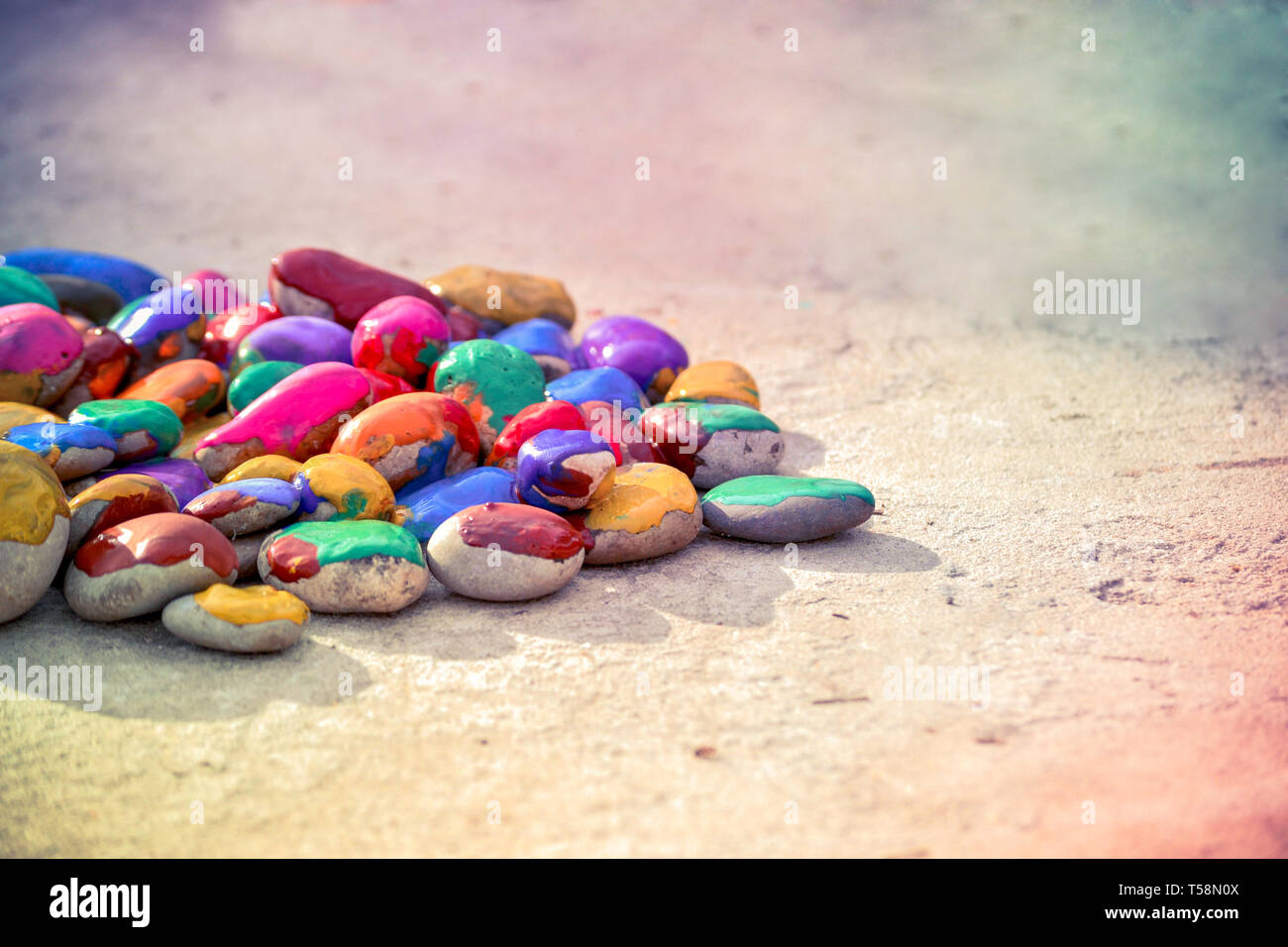 Abstrakte kreativen Hintergrund. Steine mit einer glatten Oberfläche mit farbigen Lack lackiert Stockfoto