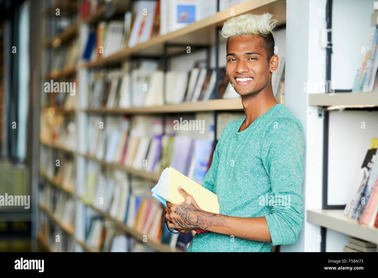 Gerne schwarze Kerl mit Lehrbüchern Stockfoto