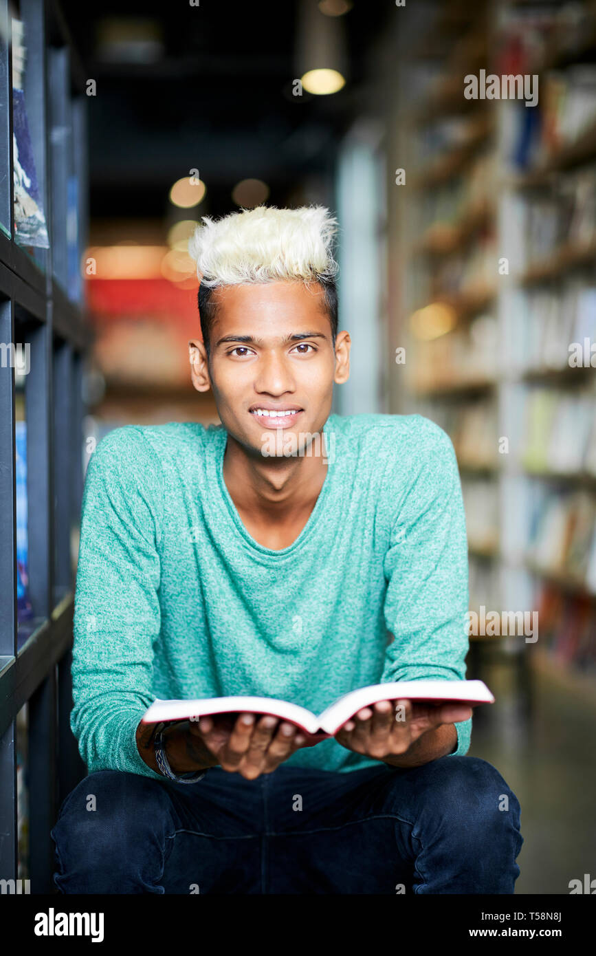 Fröhliche Studenten Vorbereitung für die Prüfung Stockfoto